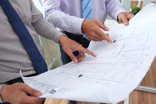 Architetti che analizzano un progetto