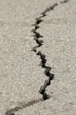 terremoto-faglia-asfalto-crepa
