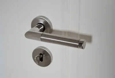 come lucidare maniglie porte