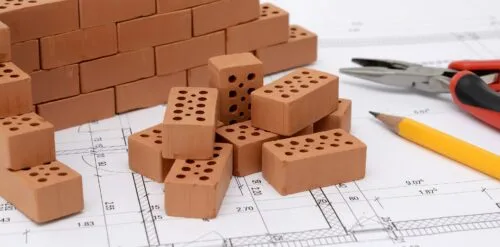 Immagine rappresentante un progetto con sopra dei mattoncini da costruzione.