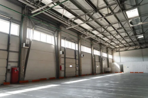 La foto rappresenta l'interno di un capannone industriale