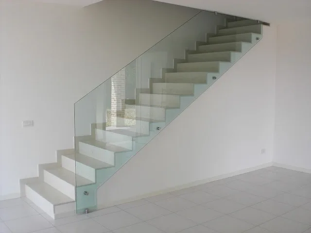 ringhiera-in-cristallo-scala-interna-design